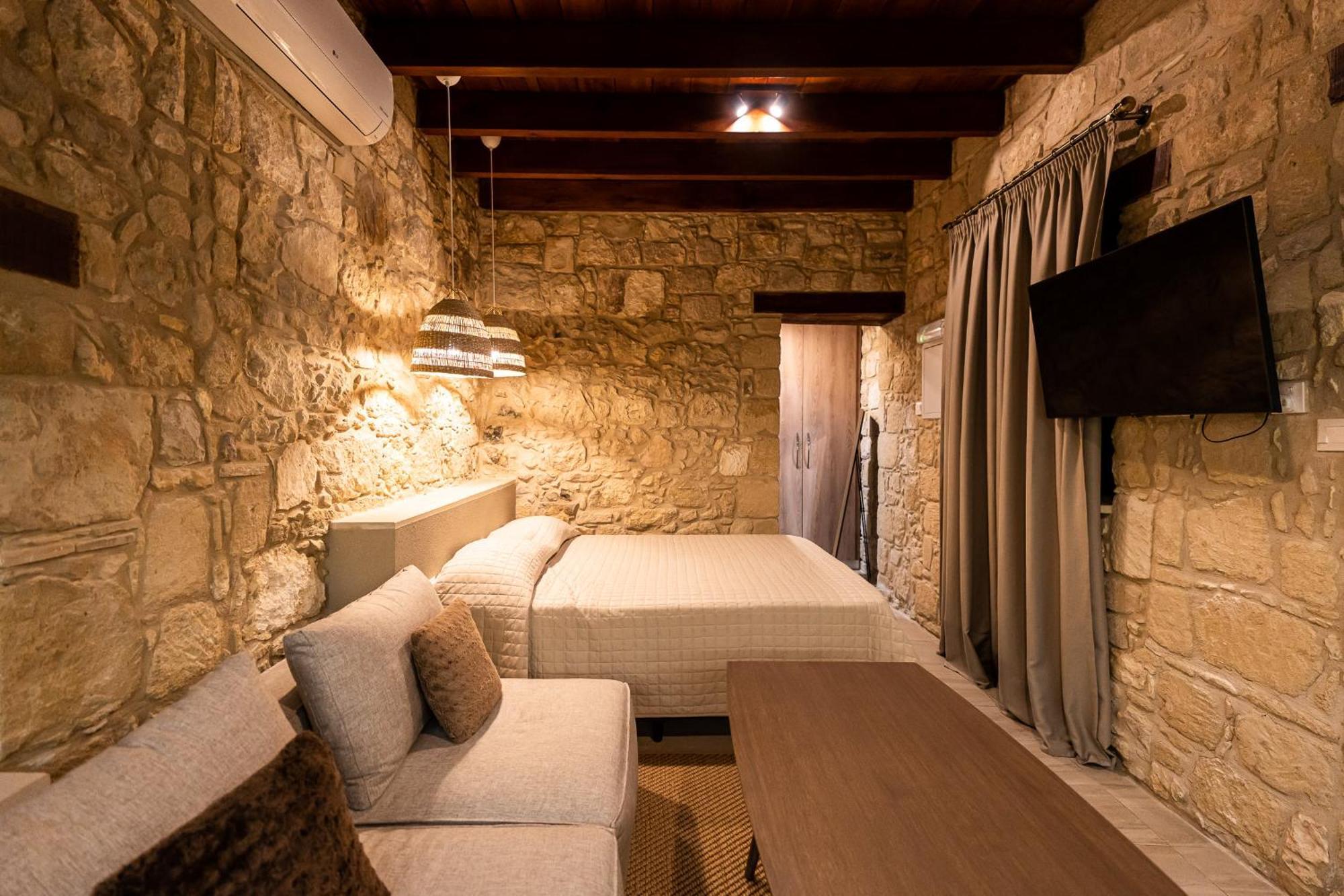 Harma Traditional Boutique Suites Paphos Rum bild